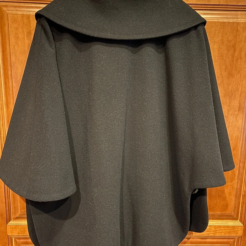 Cinzia Rocco black wool caplet coat. - Picture 3 of 3